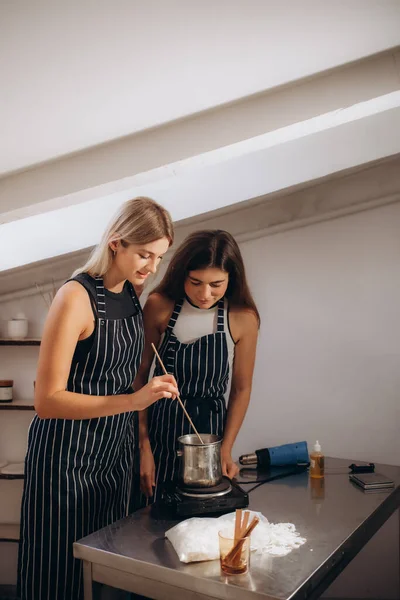 Zwei Schöne Frauen Schürzen Machen Eine Kerze — Stockfoto