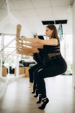 Stüdyoda farklı yaşlarda insanlar için grup pilates dersi var.. 