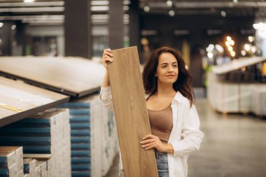 Kadın hırdavatçıda döşeme kaplamasını seçiyor. Yüksek kalite fotoğraf