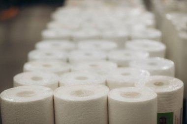 Mağazada yeni duvar kağıtları var. - Evet. Yüksek kalite fotoğraf