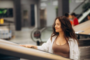 İnşaat mağazasının zemin kaplamalı deposunda, yansıtıcı müşteri bu mağazadan kaplama döşeme satın almayı düşünüyor. Yüksek kalite fotoğraf