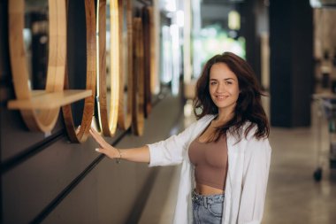 Bir kadın evinden bir ayna seçer. Yüksek kalite fotoğraf