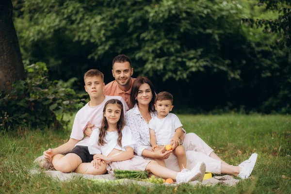 Familien Freizeit Und Personenkonzept Glückliche Mutter Vater Und Zwei Kleine — Stockfoto