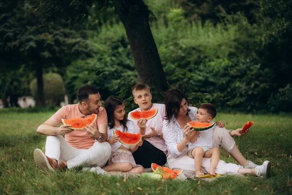 Gelukkig Man Vrouw Met Vier Kinderen Met Watermeloen Picknick Samen — Stockfoto