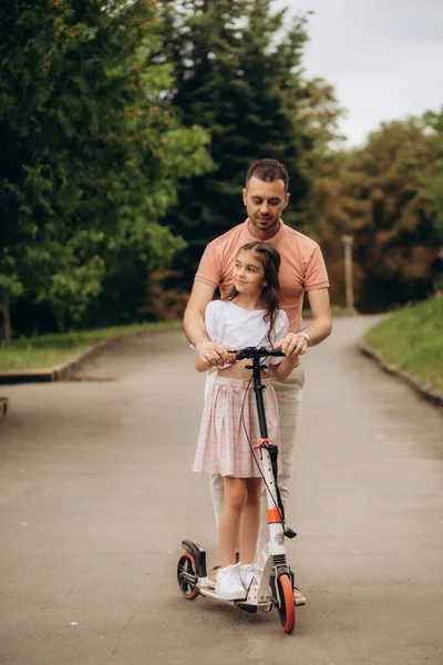 Vater Mit Tochter Park Lehrt Rollerfahren Hochwertiges Foto — Stockfoto