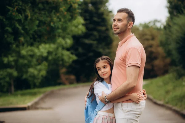 Liebevolle Familie Ein Fürsorglicher Vater Begleitet Ein Kleines Mädchen Mit — Stockfoto