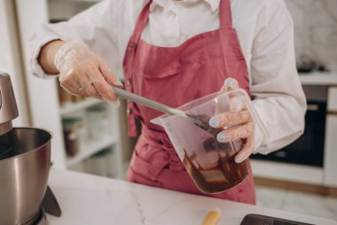 Pasta şefi beyaz arka planda izole edilmiş krem şanti yapıyor. Yüksek kalite fotoğraf