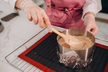 Pasta şefi beyaz arka planda izole edilmiş krem şanti yapıyor. Yüksek kalite fotoğraf