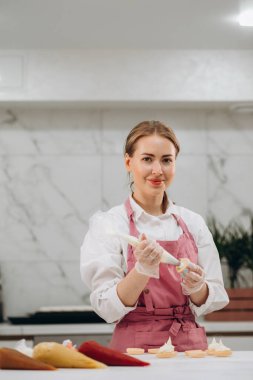 Bir pastacı bir pastanede badem kurabiyesi yapar. Yüksek kalite fotoğraf