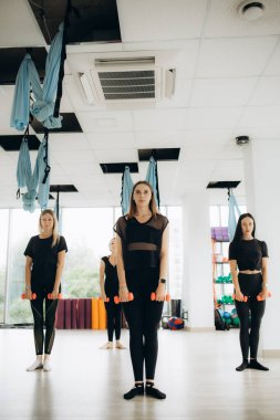 Spor salonundaki bir grup sporcu antrenmana başlamadan önce esneme hareketleri yapan çok ırklı sporcular. Yüksek kalite fotoğraf