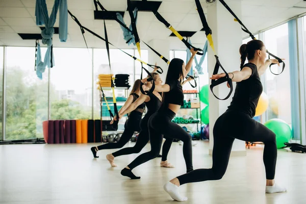 Spor salonunda spor salonu konsepti sağlıklı yaşam tarzı sporunda şınav çeken atlet kadın. Yüksek kalite fotoğraf