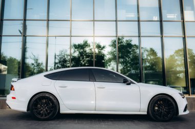 Güzel tekerlekleri ve büyük krom ızgarası olan sıkıştırılmış beyaz yönetici arabası. Yüksek kalite fotoğraf