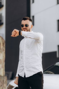 Yakışıklı iş adamı saatini kontrol ediyor. Yüksek kalite fotoğraf