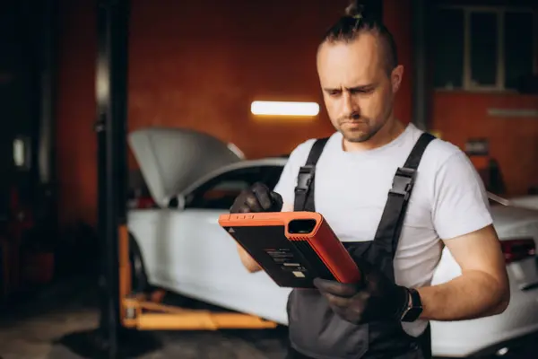 Meccanico Utilizzando Tablet Auto Presso Garage Riparazione Foto Alta Qualità — Foto Stock