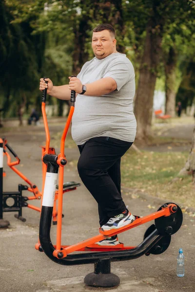 Şişman adam yavaşça dışarı koşuyor, aktif yaşam tarzı obeziteyle mücadele ediyor. Yüksek kalite fotoğraf