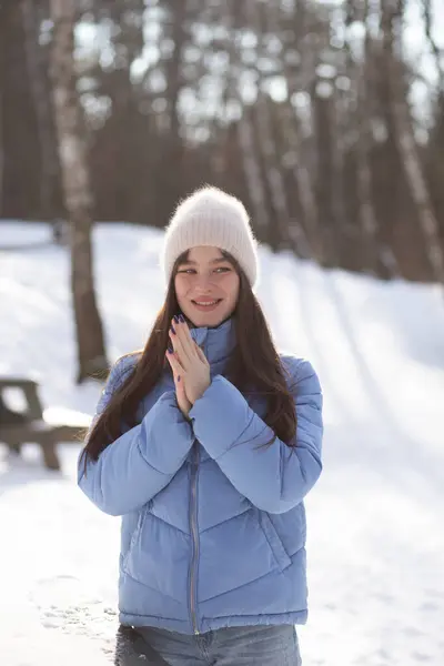 Młoda Dziewczyna Oddycha Rękach Aby Utrzymać Ciepło Chłodny Zimowy Dzień — Zdjęcie stockowe