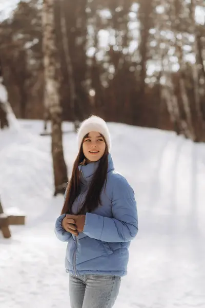 Mooie Vrouw Modieuze Winterkleding Blauwe Jas Jeans Buiten Stijlvol Vrouwelijk — Stockfoto