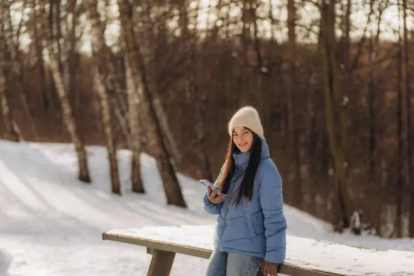Een Jonge Vrouw Die Selfie Neemt Het Winterbos Vakantie Rust — Stockfoto