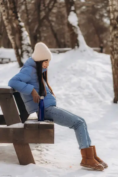 Donna Che Beve Caldo Possesso Boccetta Sottovuoto Nel Parco Invernale — Foto Stock