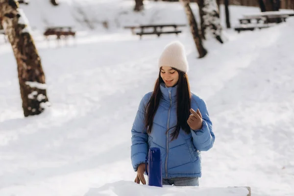 Jonge Vrouw Met Een Thermosfles Met Een Mok Een Winterpark — Stockfoto