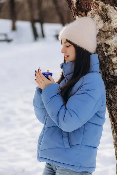 Meisje Geniet Van Sneeuw Valt Jonge Vrouw Gebreide Vorm Drinkt — Stockfoto