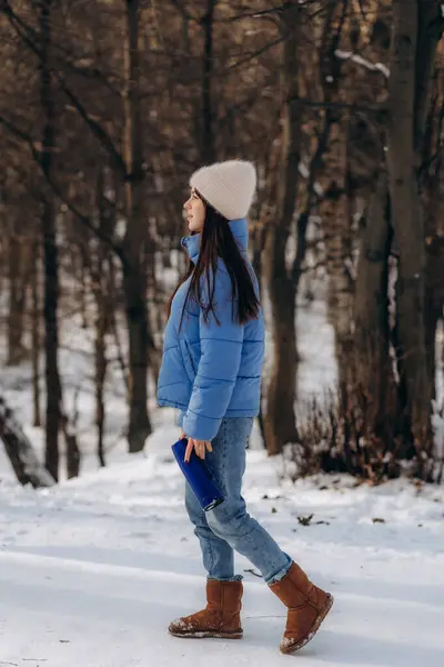 Ritratto Giovane Donna Abiti Caldi Nella Foresta Invernale Bere Caldo — Foto Stock