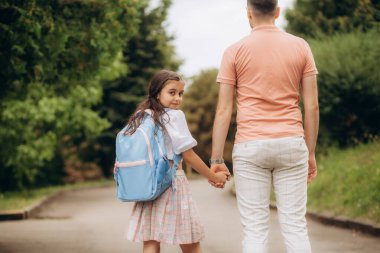 Baba kızını okula götürüyor. Yüksek kalite fotoğraf