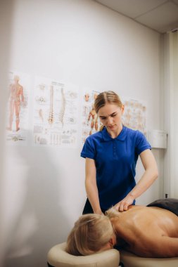 Kıdemli kadın kiropraktik sırt düzeltmesi yaptırıyor. Osteopati, alternatif tıp, ağrı kesici konsepti. Fizyoterapi, yaralanma rehabilitasyonu. 