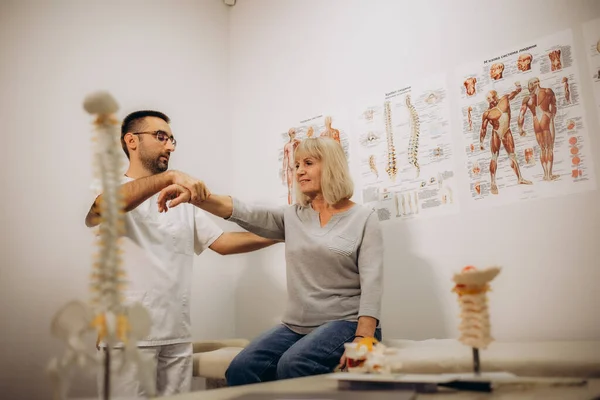 Kayropraktik, osteopat ya da fizyoterapi uzmanı bacağını ve dizini incelerken mutlu bir son sınıf öğrencisi. Osteoporoz tedavisi, fizik tedavi, iyileştirici egzersiz konsepti. 