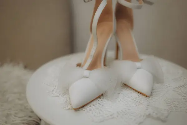 Весілля Подробиці Стильне Взуття Нареченої Дизайнерському Столі Високоякісна Фотографія — стокове фото