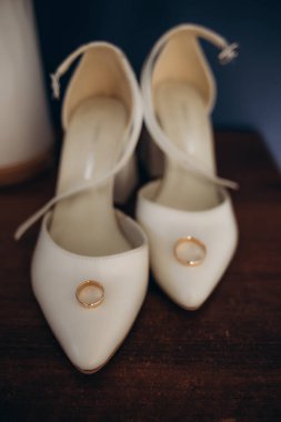Düğün konsepti. Gelin ayakkabıları ve duvağı. Yüksek kalite fotoğraf