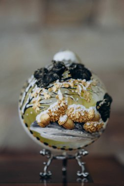 Noel ağacı süslemesi. Kırmızı ve altın toplar ve el fenerleriyle aydınlatılmış çelenkler. Bokeh 'le yeni yıl hediyesi makro fotoğraf. Kış tatili hafif dekorasyonu