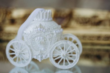 Noel ağacında yeni yıl oyuncakları. El yapımı oyuncaklar