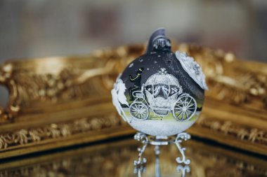 Noel ağacında yeni yıl oyuncakları. El yapımı oyuncaklar