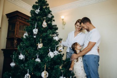 Noel Baba şapkalı mutlu aile evde Noel ağacının yanında