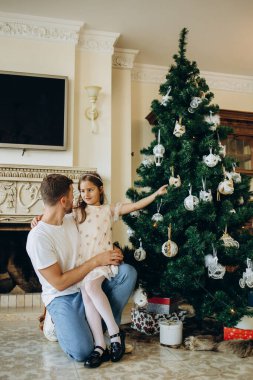 Baba ve kız Noel ağacının yakınında