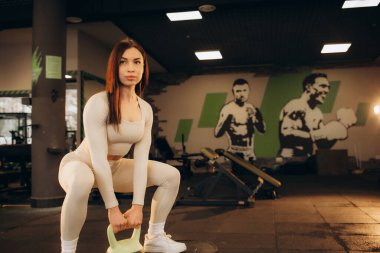 Spor salonunda kettlebell 'li bir kadın. Yüksek kalite fotoğraf