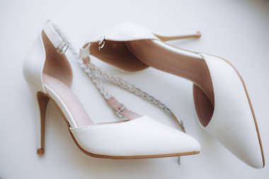 Topuklu nikah yüzüklü gelin ayakkabıları. Yüksek kalite fotoğraf