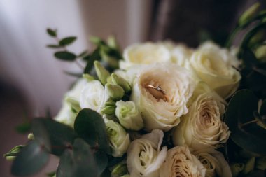 Gelinin buketindeki alyanslar. Yüksek kalite fotoğraf