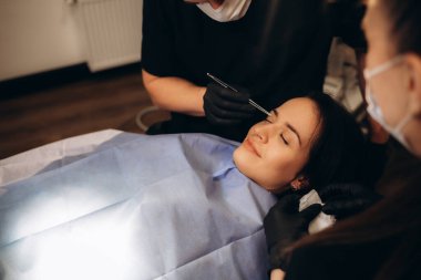 Klinikte estetik cerrahla güzel bir kadın buluşuyor..