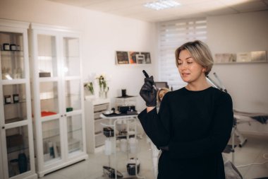 . Beyaz ofiste kalıcı makyaj aleti ustası. 