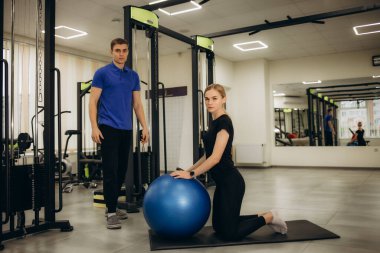 Fizyoterapideki hasta fiziksel egzersiz yapıyor. Yüksek kalite fotoğraf