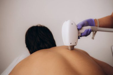 Kozmetik Güzellik Kliniği 'ndeki bir terapistten saç temizleme kozmetik prosedürü. Yüksek kalite fotoğraf