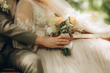 Damat gelini elinden tutar, gelin buketi tutar, yakın plan. Düğün detayları. Yüksek kalite fotoğraf