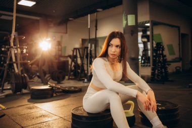 Yorgun kadın yoğun eğitimden sonra dinleniyor. Yüksek kalite fotoğraf