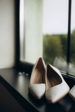 Düğün için. Ayrıntılar. Seçkin gelin ayakkabıları ve alyansları. Yüksek kalite fotoğraf