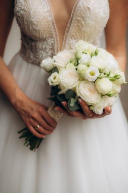 Gelinin elinde bir buket çiçek. Yüksek kalite fotoğraf