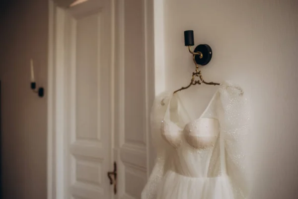 Елегантна Весільна Сукня Висить Стійці Приміщенні Високоякісна Фотографія — стокове фото