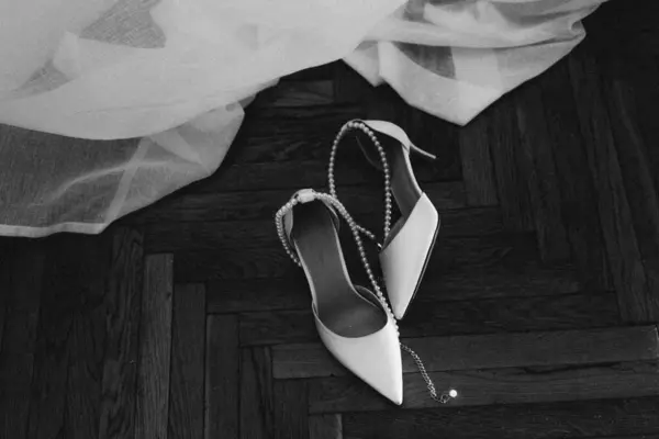 Весілля Подробиці Ексклюзивне Взуття Нареченої Обручки Високоякісна Фотографія — стокове фото