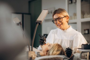 . Beyaz ofiste kalıcı makyaj aleti ustası. - Evet. Yüksek kalite fotoğraf